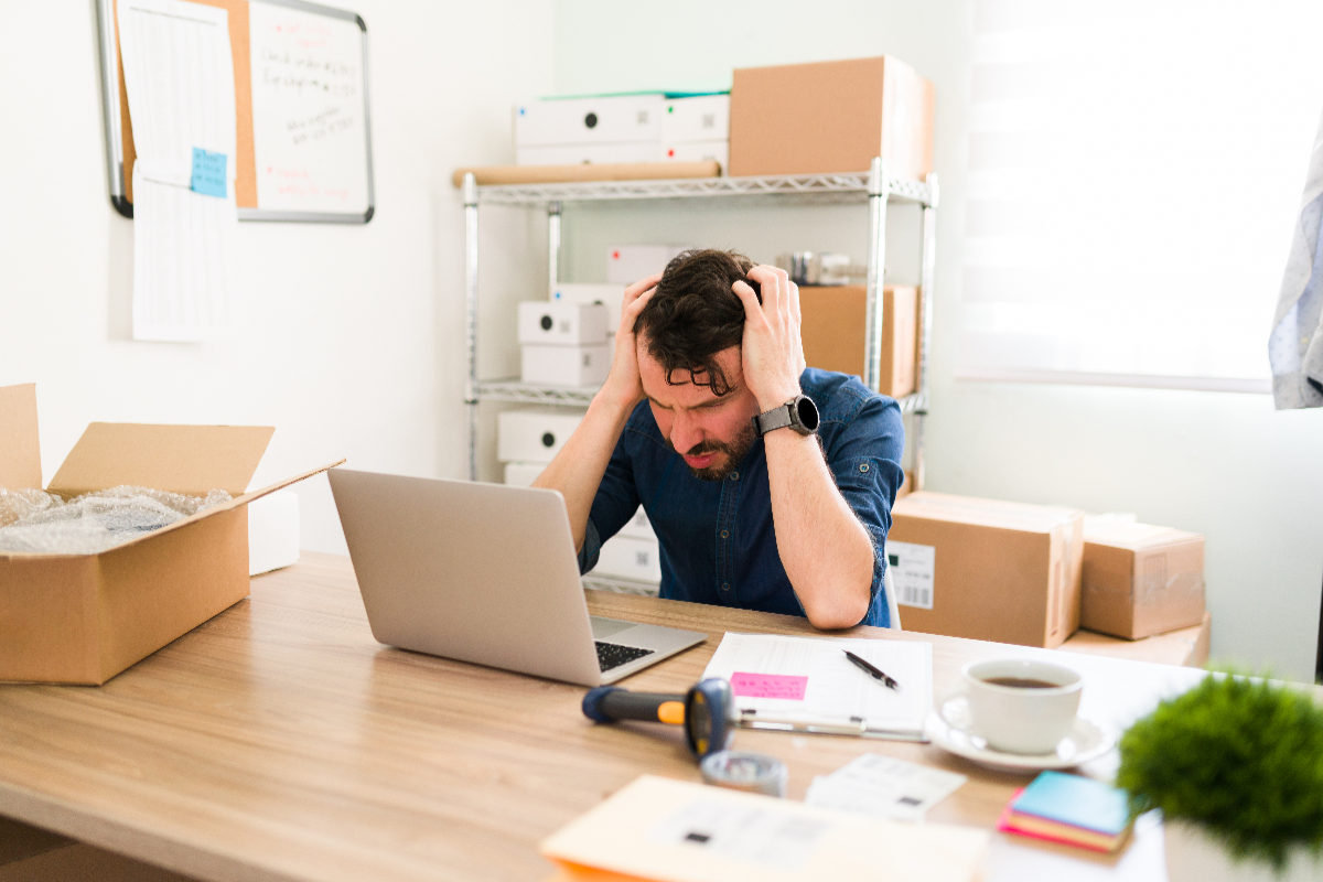 Cuma Nonton Netflix Pakai HP dan Kuota di Kantor, Emang Salah Ya?